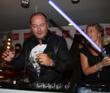 Cauet et Julie au lancement du coffret Blu-Ray <em>Star Wars</em>, à Paris, le 13 septembre 2011.