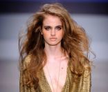 Le show Toni and Guy présente les nouvelles tendances en matière de coiffure lors de la fashion week londonienne le 15 septembre 2011
