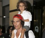 Matthew Conaughey arrive à l\'aéroport de Los Angeles avec sa compagne Camila Alves et leurs enfants Levi et Vida le 16 septembre 2011