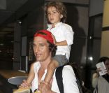 Matthew Conaughey arrive à l\'aéroport de Los Angeles avec sa compagne Camila Alves et leurs enfants Levi et Vida le 16 septembre 2011