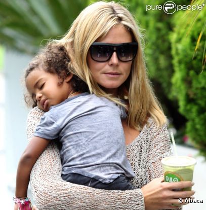 Heidi Klum va chercher son fils Henry à son cours de karaté tout en portant sa fille Lou endormie dans ses bras ! Los Angeles, 17 septembre 2011