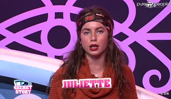 En découvrant qu'elle détient le carte de l'élimination immédiate, Juliette jubile (quotidienne Secret Story 5 du lundi 19 septembre 2011).