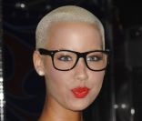 La canon de beauté Amber Rose, célèbre pour sa coupe de cheveux et ses formes généreuses, lors d'une soirée organisée par le magazine Maxim. Los Angeles, le 12 mai 2011. 