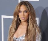 La beauté porto-ricaine Jennifer Lopez, dans sa robe Emilio Pucci et ses chaussures Christian Louboutin, a illuminé les Grammy Awards. Los Angeles, le 13 février 2011.  