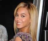 Toujours resplendissante, Beyoncé déclare qu'elle ne souhaiterait pour rien au monde perdre ses courbes. New York, le 22 novembre 2010.  
