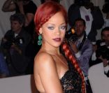 La superbe Rihanna en robe Stella McCartney, lors du gala donné en l'honneur d'Alexander McQueen au Metropolitan Museum of Art de New York. Le 2 mai 2011. 