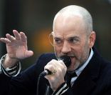 Michael Stipe et son groupe R.E.M chantent Everybody Hurts !