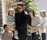 Angelina Jolie et Brad Pitt, et leur tribu, à la Nouvelle Orléans, le 20 mars 2011.<br />