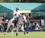Elle Macpeherson passe la journée avec ses deux fils Arpad et Aurelius au Richmond Polo Club à Londres, le 25 septembre 2011