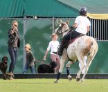 Elle Macpeherson passe la journée avec ses deux fils Arpad et Aurelius au Richmond Polo Club à Londres, le 25 septembre 2011