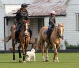 Elle Macpeherson passe la journée avec ses deux fils Arpad et Aurelius au Richmond Polo Club à Londres, le 25 septembre 2011
