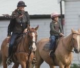 Elle Macpeherson passe la journée avec ses deux fils Arpad et Aurelius au Richmond Polo Club à Londres, le 25 septembre 2011