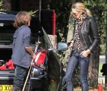 Elle Macpeherson passe la journée avec ses deux fils Arpad et Aurelius au Richmond Polo Club à Londres, le 25 septembre 2011