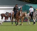 Elle Macpeherson passe la journée avec ses deux fils Arpad et Aurelius au Richmond Polo Club à Londres, le 25 septembre 2011