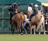 Elle Macpeherson passe la journée avec ses deux fils Arpad et Aurelius au Richmond Polo Club à Londres, le 25 septembre 2011