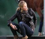 Elle Macpeherson passe la journée avec ses deux fils Arpad et Aurelius au Richmond Polo Club à Londres, le 25 septembre 2011