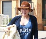 Hilary Duff accompagne son chihuahua chez le vétérinaire, mercredi 28 septembre 2011.