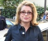  Catherine Deneuve à son arrivée au show de Nicolas Ghesquière pour Balenciaga. Fashion Week PAP Printemps/été 2012. Paris, le 29 septembre 2011 