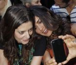 Chiara Mastroianni et Salma Hayek au défilé Balenciaga à Paris le 28 septembre 2011