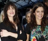 Charlotte Gainsbourg et Chiara Mastroianni lors du défilé Balenciaga à Paris le 28 septembre 2011