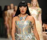Rossy de Palma défile pour le couturier Manish Arora qui présente sa collection printemps-été 2012 lors de la Fashion Week parisienne le 29 septembre 2011
