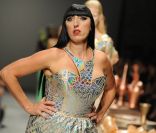 Fashion Week : Défilé déjanté et baisers enflammés pour Rossy de Palma