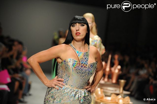 Rossy de Palma apporte son originalité pour le défilé des collection printemps-été 2012 Manish Arora lors de la Fashion Week parisienne le 29 septembre 2011