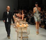 Rossy de Palma avec Manish Arora qui présente sa collection printemps-été 2012 lors de la Fashion Week parisienne le 29 septembre 2011