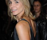 Clotilde Courau, pétillante lors du défilé Balmain à Paris le 29 septembre 2011<br />