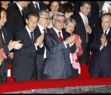  De g. à d. : Eric Besson et sa femme Yasmine, Nicolas Sarkozy, Serge Sarkissian, Frédéric Mitterrand. 
 Outre le président Nicolas Sarkozy, présent à l'Olympia avec son homologue arménien Serge Sarkissian, Charles Aznavour pouvait compter sur la présence de nombreuses personnalités pour sa soirée spéciale pour l'Arménie, mercredi 28 septembre 2011. 