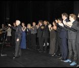 <p>Aznavour applaudi par ses amis.</p>
<p>Outre le président Nicolas Sarkozy, présent à l\'Olympia avec son homologue arménien Serge Sarkissian, Charles Aznavour pouvait compter sur la présence de nombreuses personnalités pour sa soirée spéciale pour 