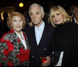  Charles Aznavour entre sa soeur aînée Aïda et sa fille aînée Seda. 
 Outre le président Nicolas Sarkozy, présent à l'Olympia avec son homologue arménien Serge Sarkissian, Charles Aznavour pouvait compter sur la présence de nombreuses personnalités pour sa soirée spéciale pour l'Arménie, mercredi 28 septembre 2011. 