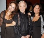  Hélène Ségara et sa maman en coulisses avec le grand Charles. 
 Outre le président Nicolas Sarkozy, présent à l'Olympia avec son homologue arménien Serge Sarkissian, Charles Aznavour pouvait compter sur la présence de nombreuses personnalités pour sa soirée spéciale pour l'Arménie, mercredi 28 septembre 2011. 