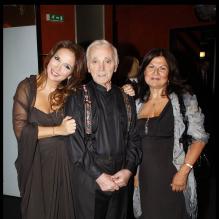 <p>Hélène Ségara et sa maman en coulisses avec le grand Charles.</p>
<p>Outre le président Nicolas Sarkozy, présent à l'Olympia avec son homologue arménien Serge Sarkissian, Charles Aznavour pouvait compter sur la présence de nombreuses personnalités pour sa soirée spéciale pour l'Arménie, mercredi 28 septembre 2011.</p>
