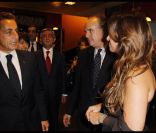 <p>Nicolas Sarkozy, avec Serge Sarkissian et Frédéric Mitterrand, rencontre Hélène Ségara en coulisses de l\'Olympia.</p>
<p>Outre le président Nicolas Sarkozy, présent à l\'Olympia avec son homologue arménien Serge Sarkissian, Charles Aznavour pouvait