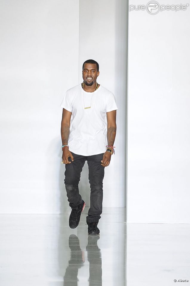  Kanye West lors de son premier défilé pour la saison Printemps-Été 2012 au lycée Henri IV à Paris le 1er octobre 2011 