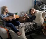 Image du film Les Adoptés de et avec Mélanie Laurent, et aussi Marie Denarnaud<br />
