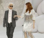 Florence Welch au défilé Chanel à Paris le 4 octobre 2011 accompagnée par Karl Lagerfeld  