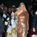 La princesse Maxima, sexy moulée de bronze, brille dans la fièvre latina