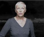 L\'organisation One, dans la perspective du G20 en France en novembre 2011, se mobilise pour la lutte contre la famine dans la Corne de l\'Afrique et fait intervenir de nombreuses stars, notamment Annie Lennox.