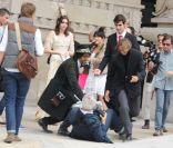 Sean Lennon, chevaleresque, aide un photographe à se relever en marge du défilé Chanel le 4 octobre 2011 au Grand Palais