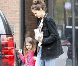 Katie Holmes et sa fille Suri Cruise, déguisée en coccinelle, aux abords du Starbucks Coffee, à Pittsburgh, le 4 octobre 2011.