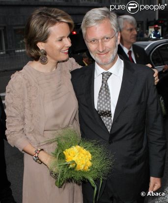 La princesse Mathilde et le prince héritier Philippe de Belgique affichent en toutes circonstances une belle complicité... 
 La famille royale belge, moins le prince Laurent toujours mis à l'écart pour ses frasques, était réunie mardi 4 octobre 2011 au Palais des Beaux-Arts de Bruxelles pour l'inauguration de l'exposition Europalia, dédiée cette année au Brésil. Même les bouquets sont à l'unisson.