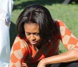 Michelle Obama organise la troisième récolte du potager de la Maison Blanche, à Washington, le 5 octobre 2011.