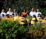 Michelle Obama organise la troisième récolte du potager de la Maison Blanche, à Washington, le 5 octobre 2011.