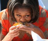 Michelle Obama organise la troisième récolte du potager de la Maison Blanche, à Washington, le 5 octobre 2011.