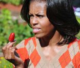 Une fraise ? Un radis ? Un piment ? Michelle Obama organise la troisième récolte du potager de la Maison Blanche, à Washington, le 5 octobre 2011.