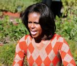 Michelle Obama organise la troisième récolte du potager de la Maison Blanche, à Washington, le 5 octobre 2011.