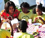 Après la récolte, place à la dégustation pour Michelle Obama et ses jeunes jardiniers, à Washington, le 5 octobre 2011.
