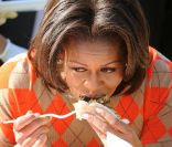 Michelle Obama organise la troisième récolte du potager de la Maison Blanche, à Washington, le 5 octobre 2011.